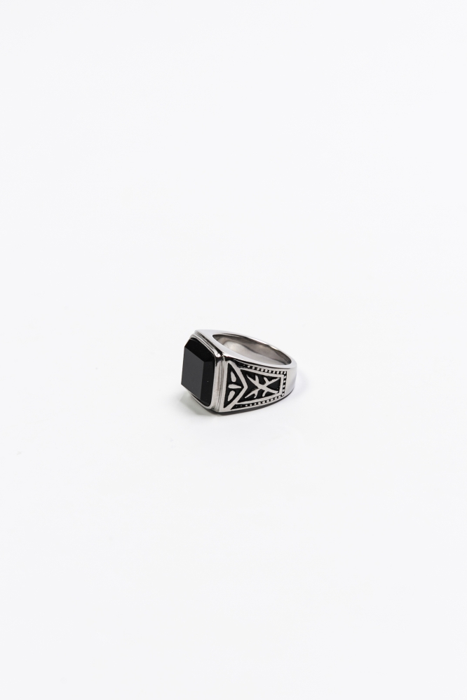 Перстень с рисунком и черным камнем серебристый