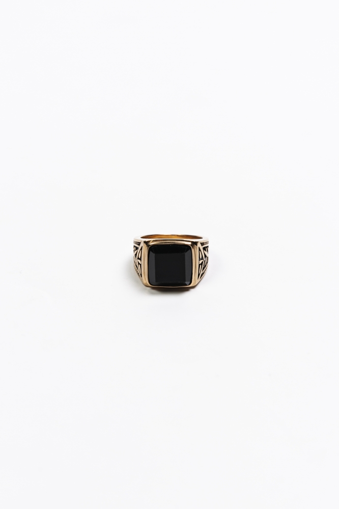 Перстень с рисунком и черным камнем золотой