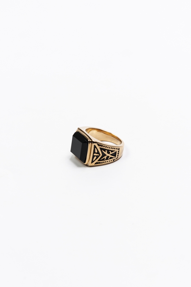 Перстень с рисунком и черным камнем золотистый