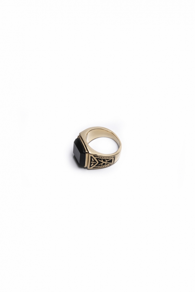 Перстень с рисунком и черным камнем золотой