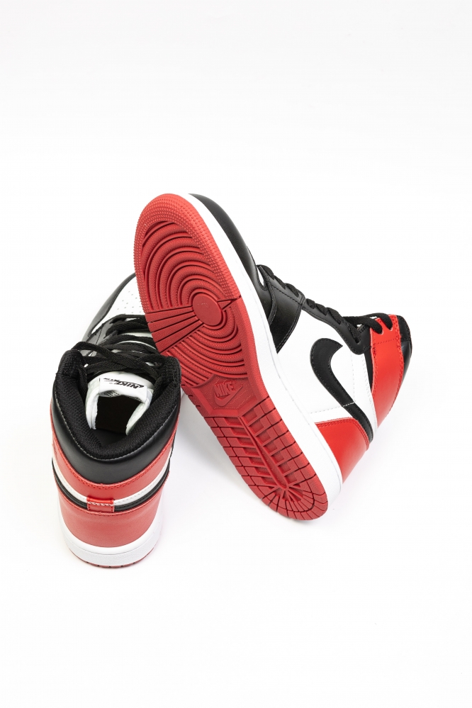 Кроссовки Nike Air Jordan 1 Retro черно-красные
