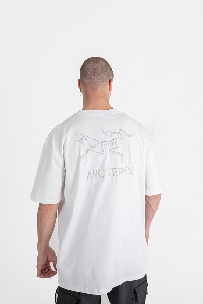 Футболка Arc'Teryx с вышитым логотипом белая